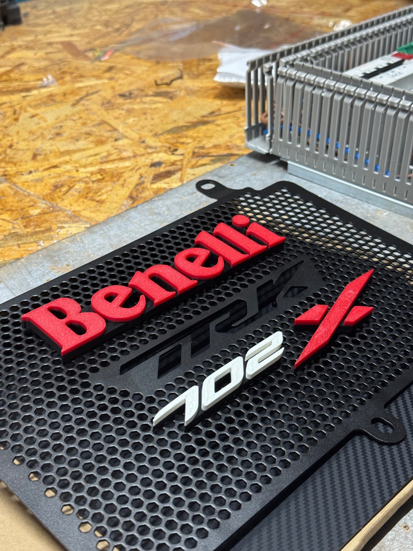 Accesorios Trk 702: Parrilla 3D ranurada Roja