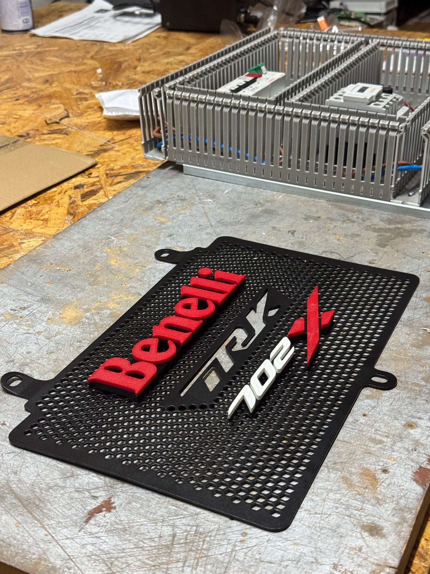 Accesorios Trk 702: Parrilla 3D ranurada Roja