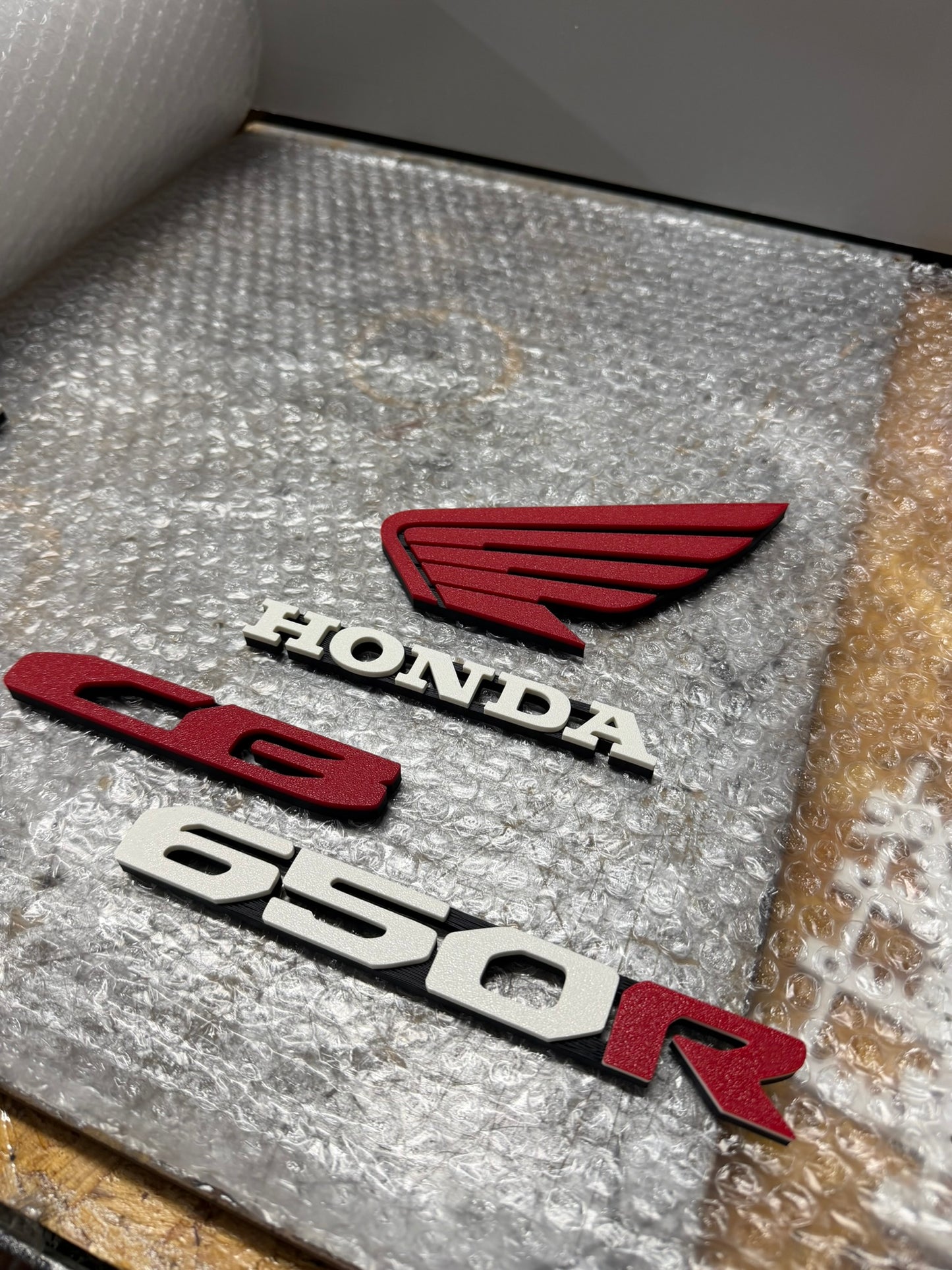 Motos 3d: EMBLEMAS personalizados rejilla