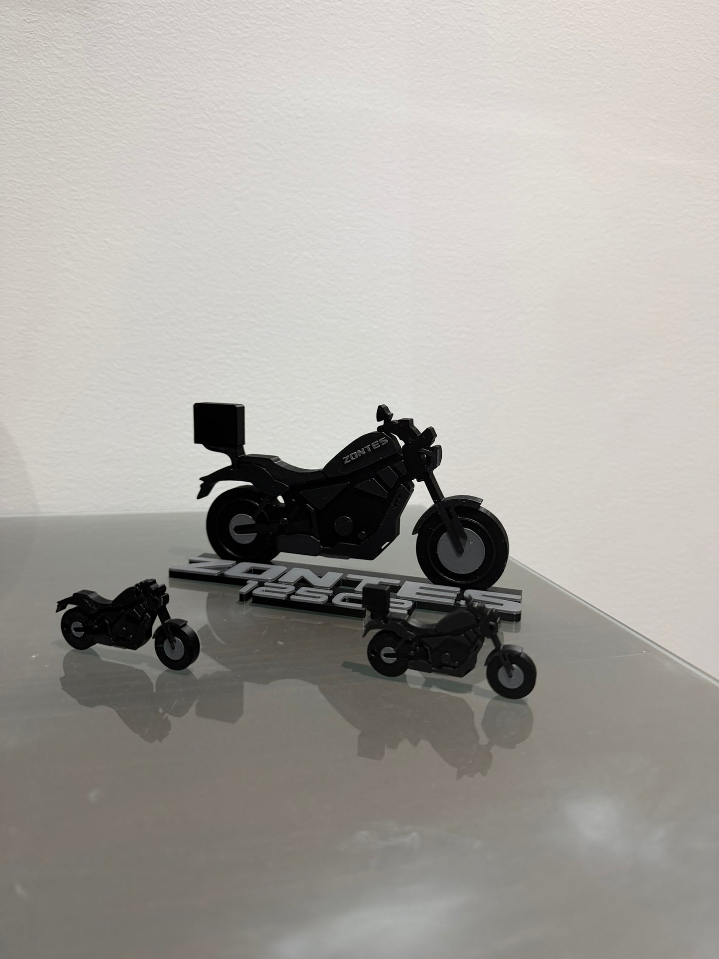 Novedad motos: Tu zontes 125c2 blanca en formato silueta decorativa + 2 llaveros