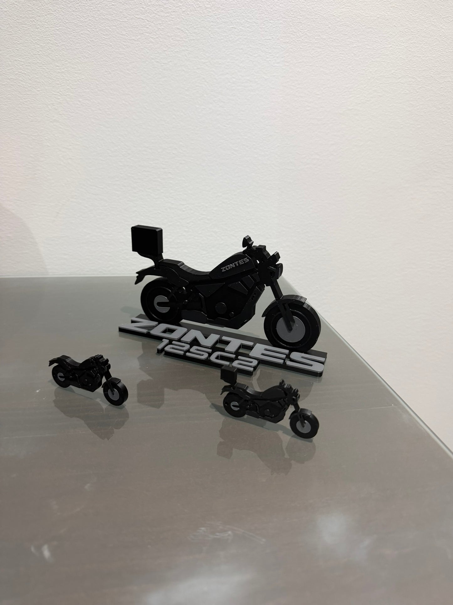 Novedad motos: Tu zontes 125c2 blanca en formato silueta decorativa + 2 llaveros
