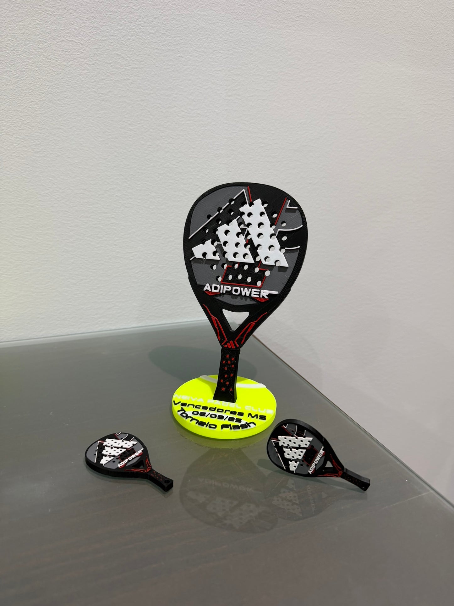 Pádel: Llavero + trofeo adidas