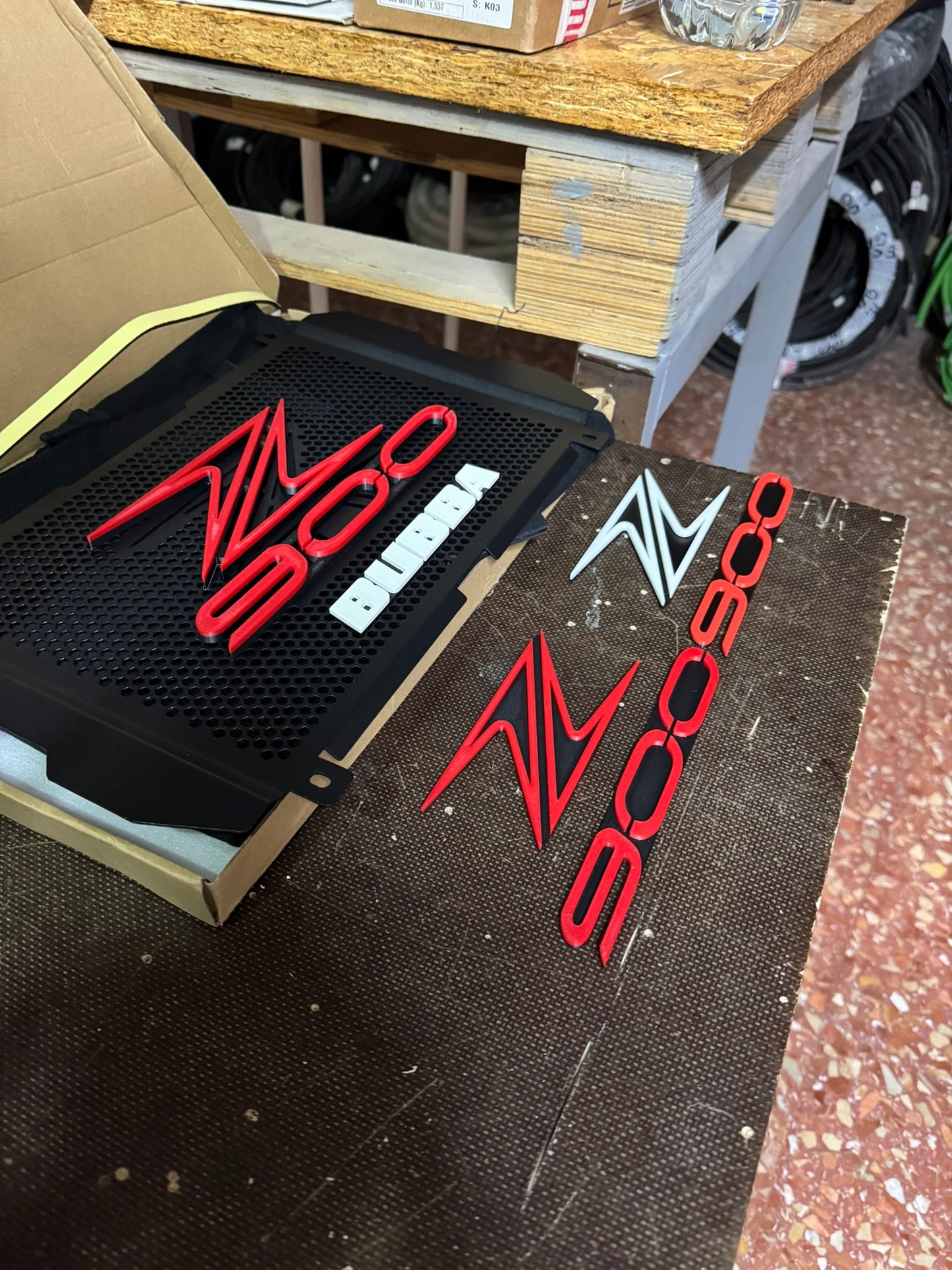 Accesorios z900: Logos en 3D paso rueda trasero