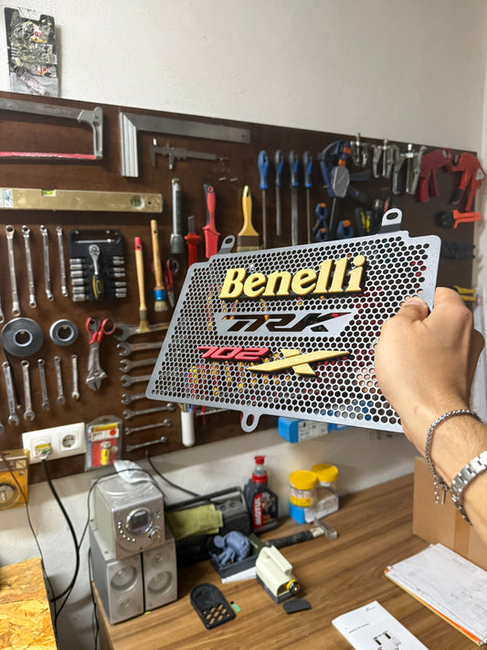 Accesorios Trk 702: Parrilla 3D ranurada arena / oro