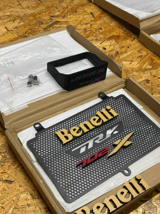 Accesorios Trk 702: Parrilla 3D ranurada arena / oro