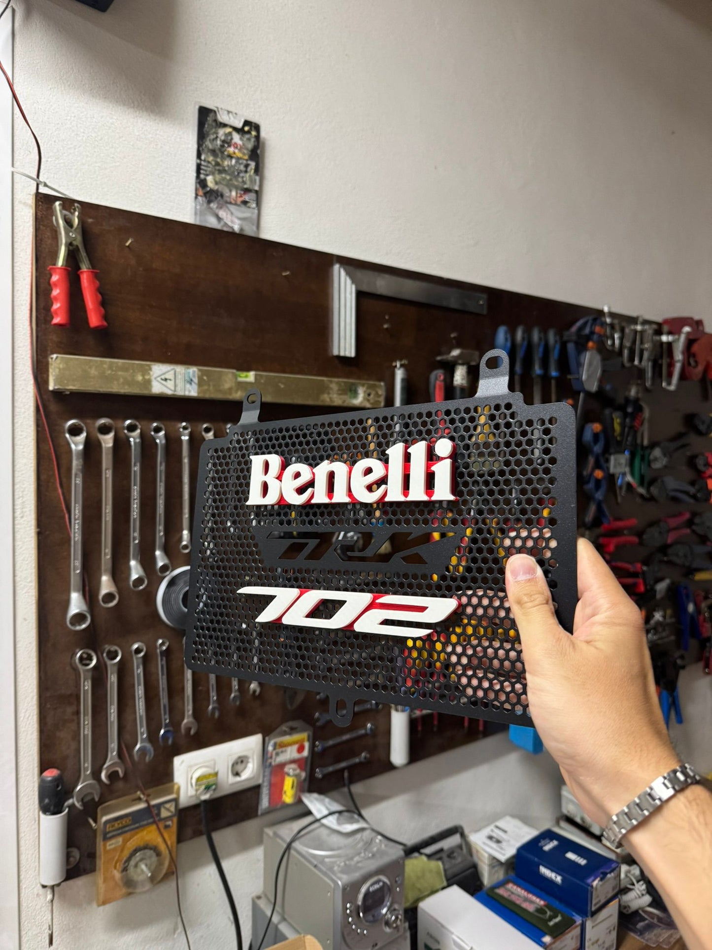 Accesorios Trk 702: Parrilla 3D ranurada blanco / rojo